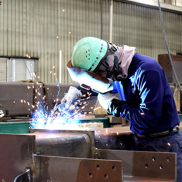 鉄構造物を中心に多彩な分野に対応。小里工業の事業内容。